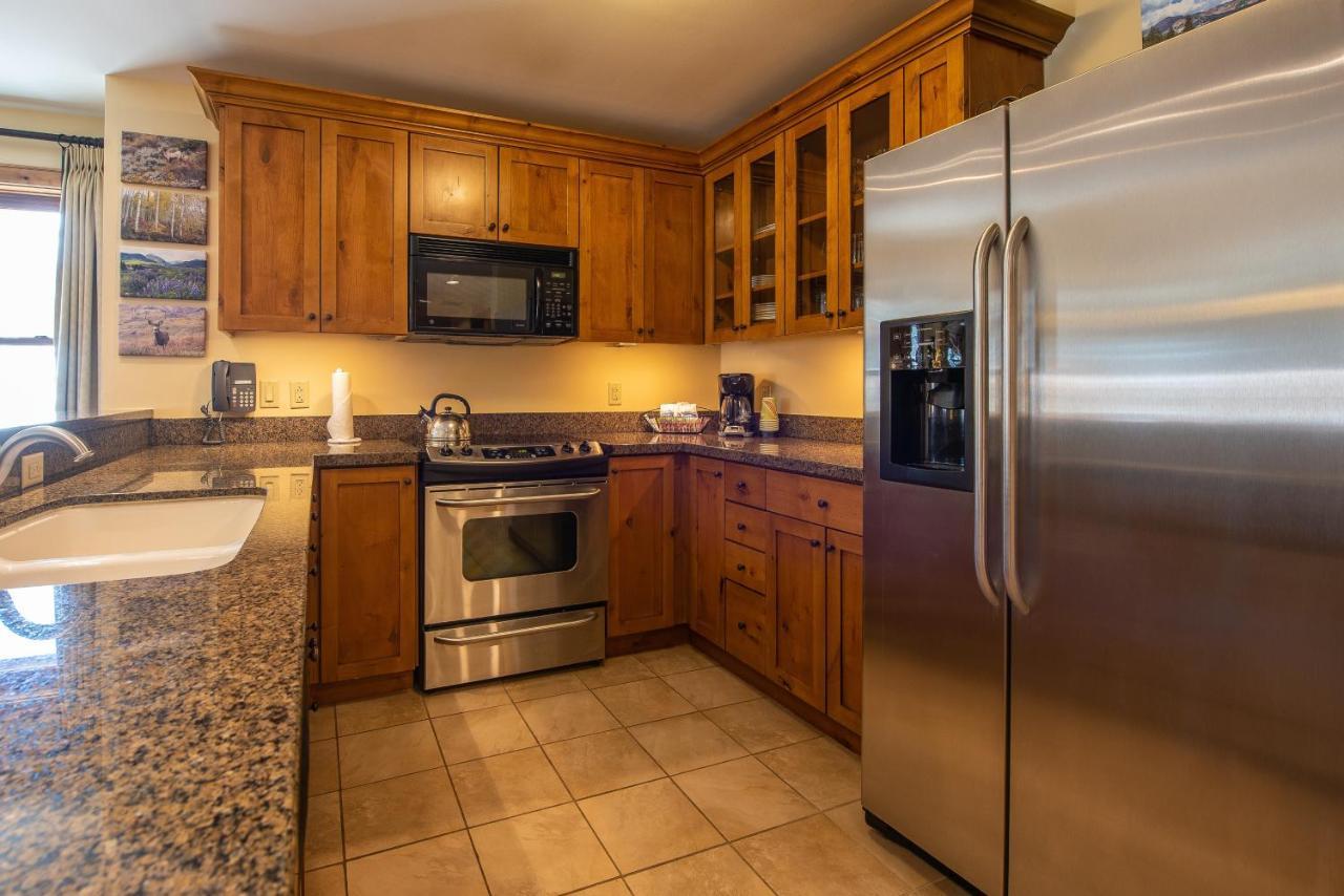 Two Bedroom Condo With Balcony Over Mountaineer Square - Just Steps From The Slopes! Condo クレスティド・ビュート エクステリア 写真