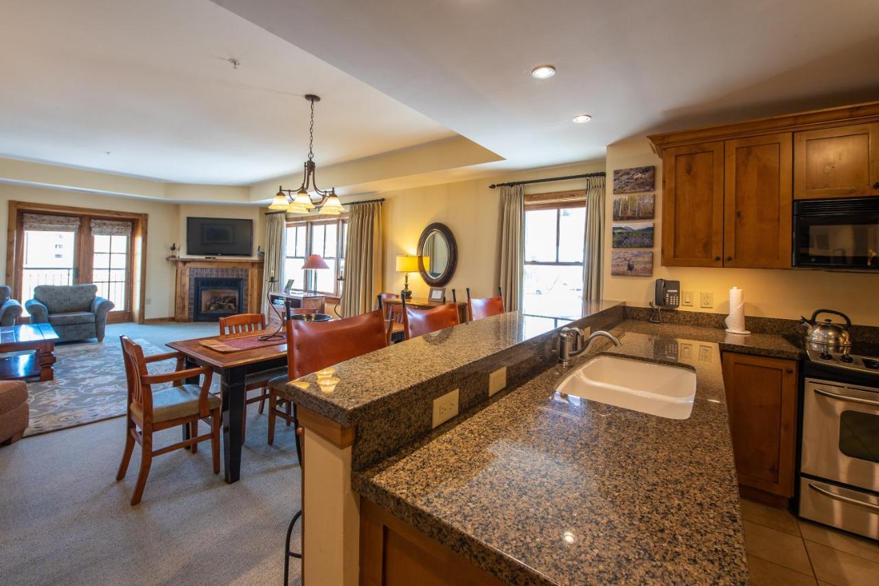 Two Bedroom Condo With Balcony Over Mountaineer Square - Just Steps From The Slopes! Condo クレスティド・ビュート エクステリア 写真