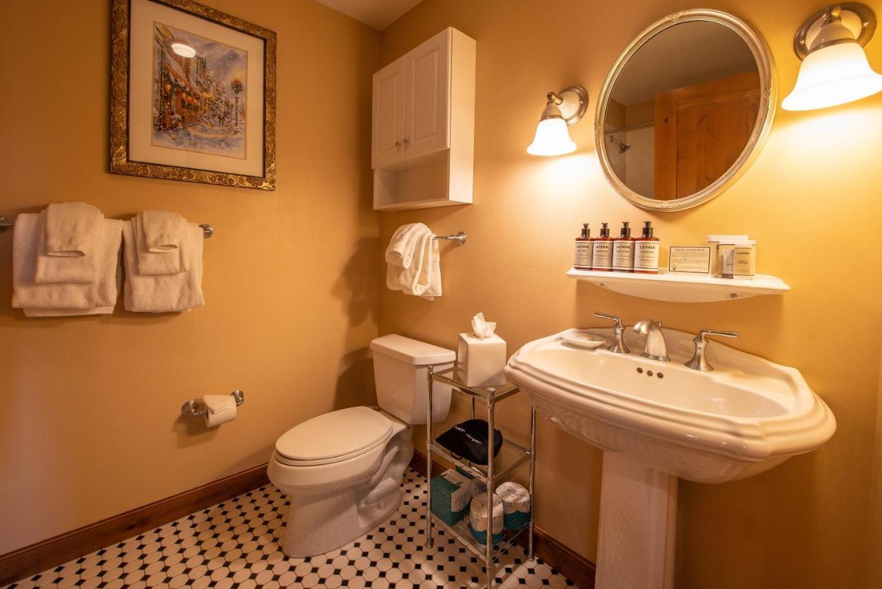 Two Bedroom Condo With Balcony Over Mountaineer Square - Just Steps From The Slopes! Condo クレスティド・ビュート エクステリア 写真